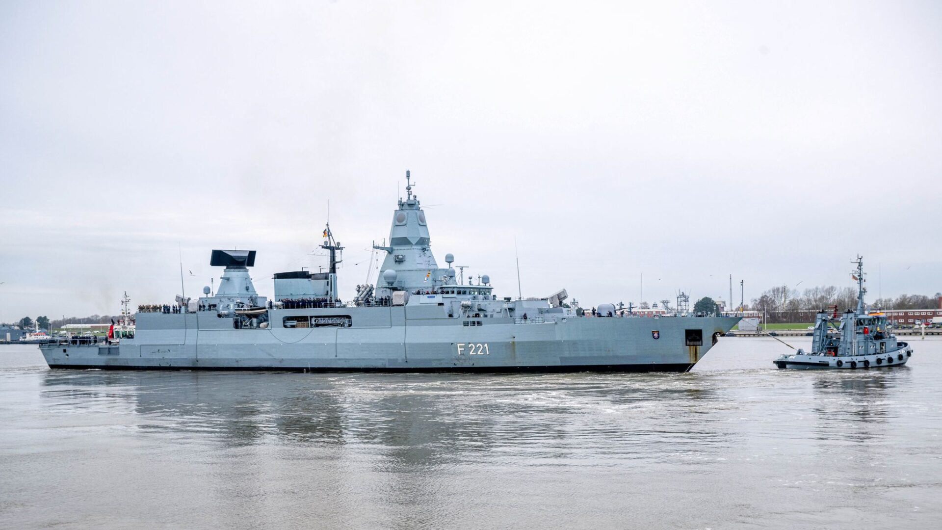 Die Fregatte «Hessen» läuft aus dem Hafen aus. (zu dpa: «EU startet Marineeinsatz im Roten Meer»)