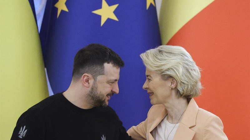 El presidente ucraniano, Volodímir Zelenski (i), y la presidenta de la Comisión Europea, Ursula von der Leyen (d), durante una rueda de prensa este sábado en Kiev, Ucrania. EFE/EPA/SERGEY DOLZHENKO