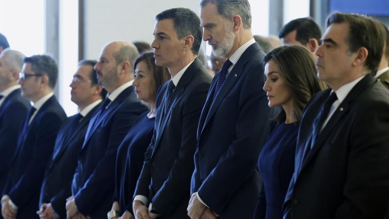 Los reyes de España, Felipe VI y Letizia, acompañados por el vicepresidente para la promoción del modo de vida europeo, Margaritis Schinas (d); el presidente del Gobierno, Pedro Sánchez (4d), la presidenta del Congreso de los Diputados, Francina Armengol (5d), el presidente del Senado, Pedro Rollán (3i), y el ministro de Exteriores, José Manuel Albares (2i), asiste al acto conmemorativo del Día Europeo de las Víctimas del Terrorismo, creado como homenaje a las víctimas de los ataques de Madrid del 11 de marzo de 2004, celebrado este lunes en la Galería de las Colecciones Reales, en Madrid. EFE/ Chema Moya / POOL