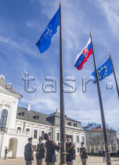 Vztýčenie vlajky NATO pred Prezidentským palácom v Bratislave