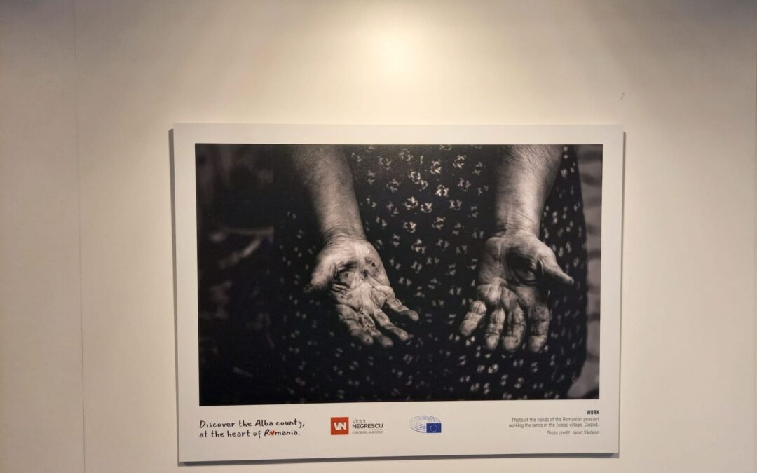 Expoziţie cu fotografii despre oamenii şi comunităţile din judeţul Alba, vernisată la Parlamentul European