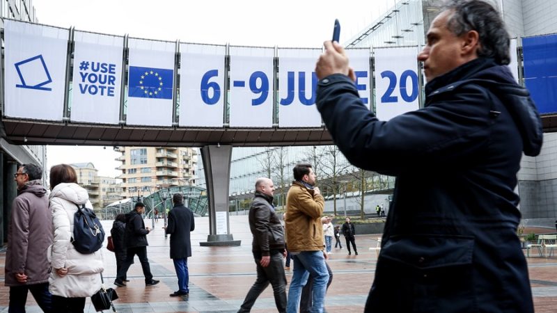 Una persona toma una fotografía frente a carteles sobre las elecciones al Parlamento Europeo del 6 al 9 de junio, el pasado 22 de febrero ante el edificio de la Eurocámara en Bruselas. EFE/EPA/OLIVIER HOSLET