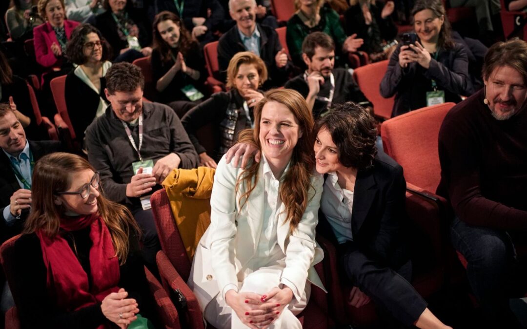 Terry Reintke (m) (Alianza 90/Los Verdes) celebra su elección como principal candidata de los Verdes para las próximas elecciones europeas. La eurodiputada alemana Terry Reintke liderará a los Verdes europeos en las elecciones europeas de este año. Congreso del Partido Verde en Lyon, 3 de febrero de 2024. Foto: Laurent Cipriani/AP/dpa