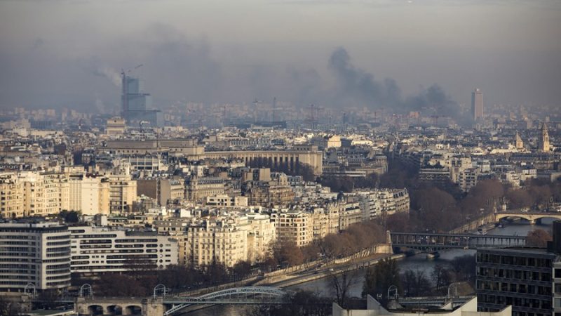 Imagen de archivo de diciembre de 2016 de la neblina sobre París, que registró ese mes un pico de contaminación del aire. EFE/EPA/IAN LANGSDON