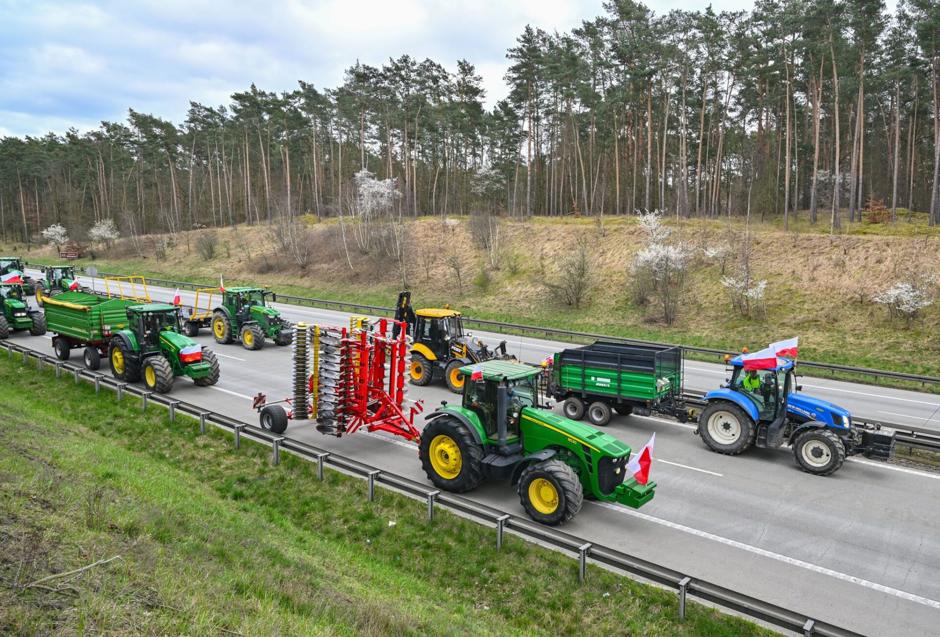 Landwirte aus Polen sind auf der Autostrada A2 (Europastraße 30) mit ihren Fahrzeugen in Richtung deutsch-polnische Grenze unterwegs. Bauernproteste haben zu erheblichen Verkehrsbehinderungen im Grenzgebiet um Frankfurt (Oder) geführt. Die seit Wochen anhaltenden Proteste polnischer Bauern richten sich gegen die EU-Agrarpolitik, aber auch gegen die Einfuhr günstiger Agrarprodukte aus der Ukraine.
