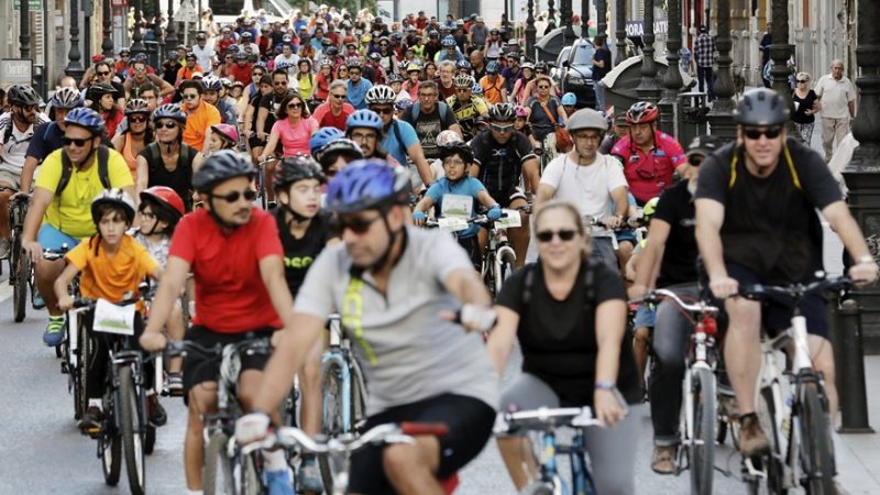 La UE se compromete a desplegar redes ciclistas para impulsar el uso de la bici