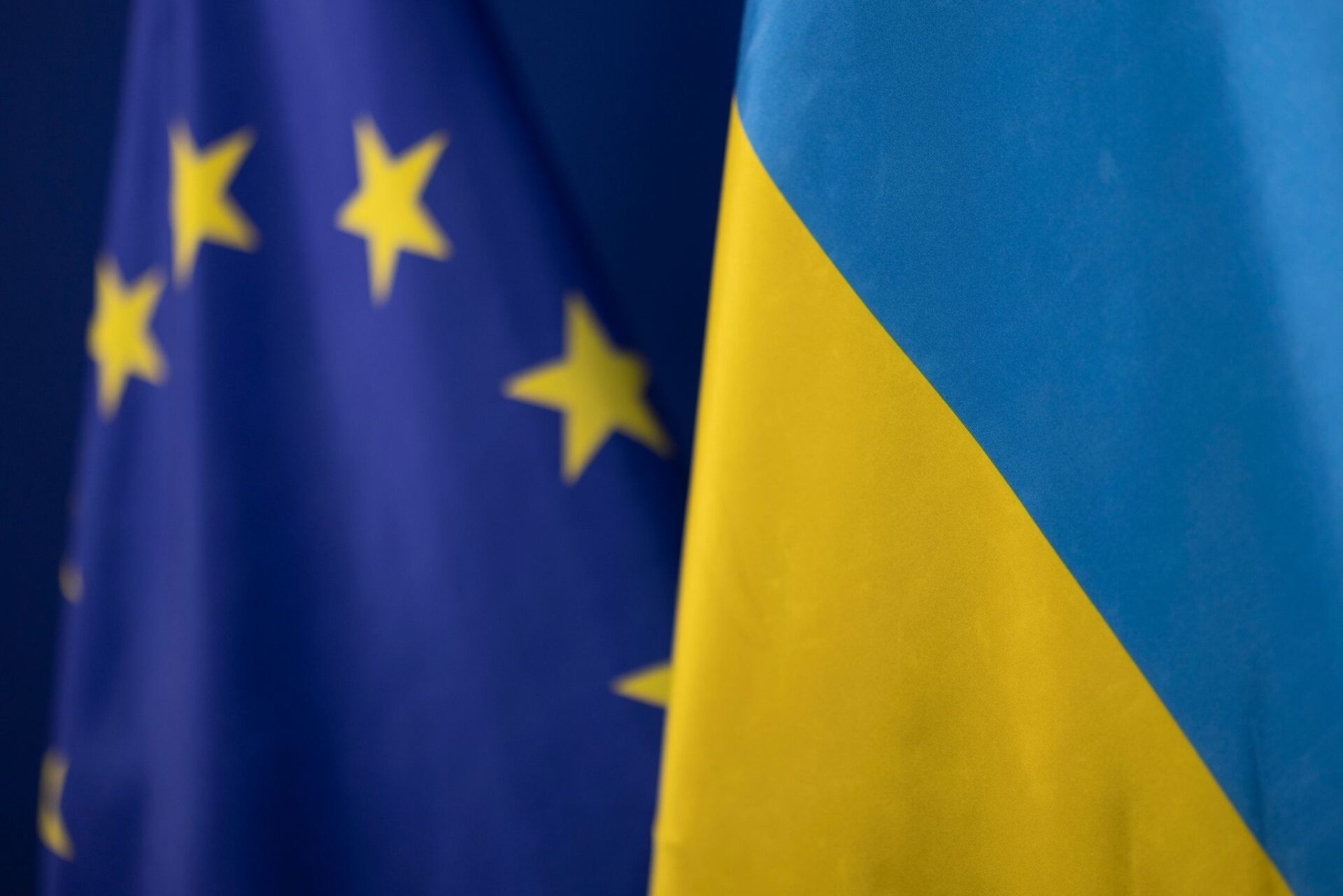 Die Fahne der Ukraine steht vor der Flagge der europäischen Union. (zu dpa: «EU-Staaten wollen strengere Zoll-Vorgaben für ukrainische Agrarwaren»)