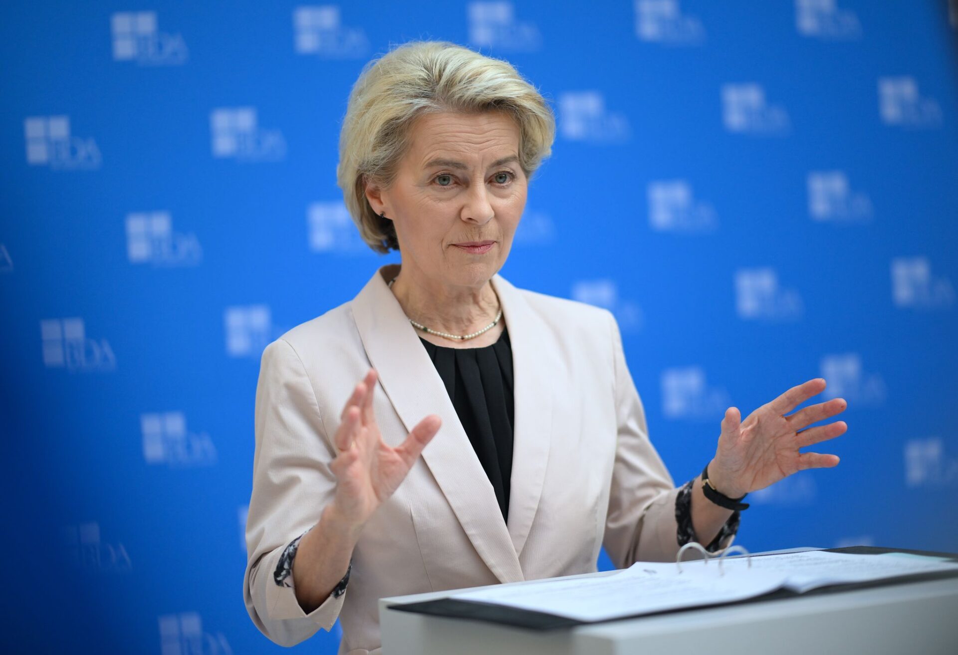 Ursula von der Leyen, Präsidentin der Europäischen Kommission, gibt ein Statement im Haus der Deutschen Wirtschaft zur BDA-Präsidiumssitzung.