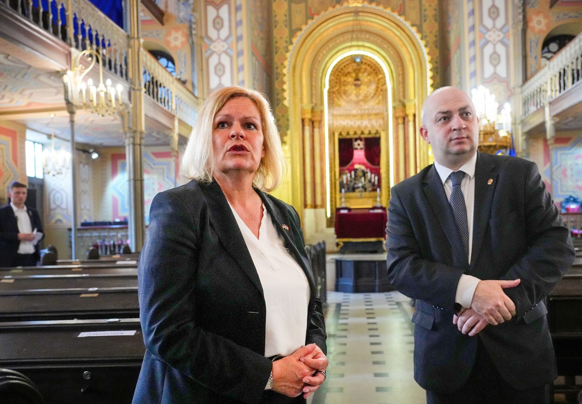 Nancy Faeser (SPD), Bundesministerin des Innern und Heimat, besichtigt mit Silviu Vexler, Vorsitzender der jüdischen Gemeinschaft, den Choral Tempel. Die größte Synagoge Rumäniens hat Plätze für jeweils 300 Frauen und Männer.