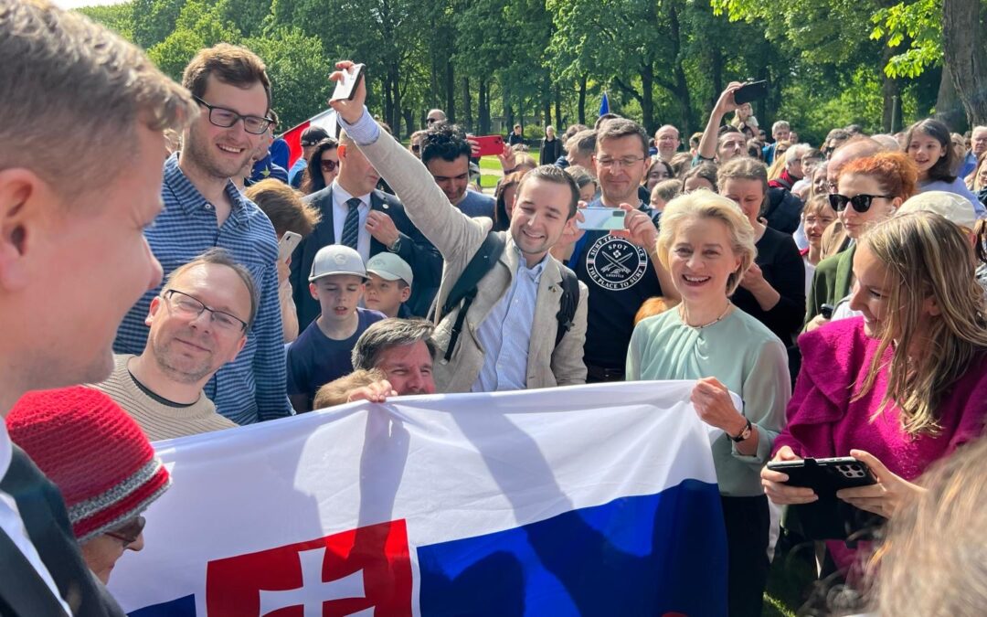 Von der Leyen feierte in Brüssel unter der EU-Flagge das 20. Jubiläum der Erweiterung der Union.