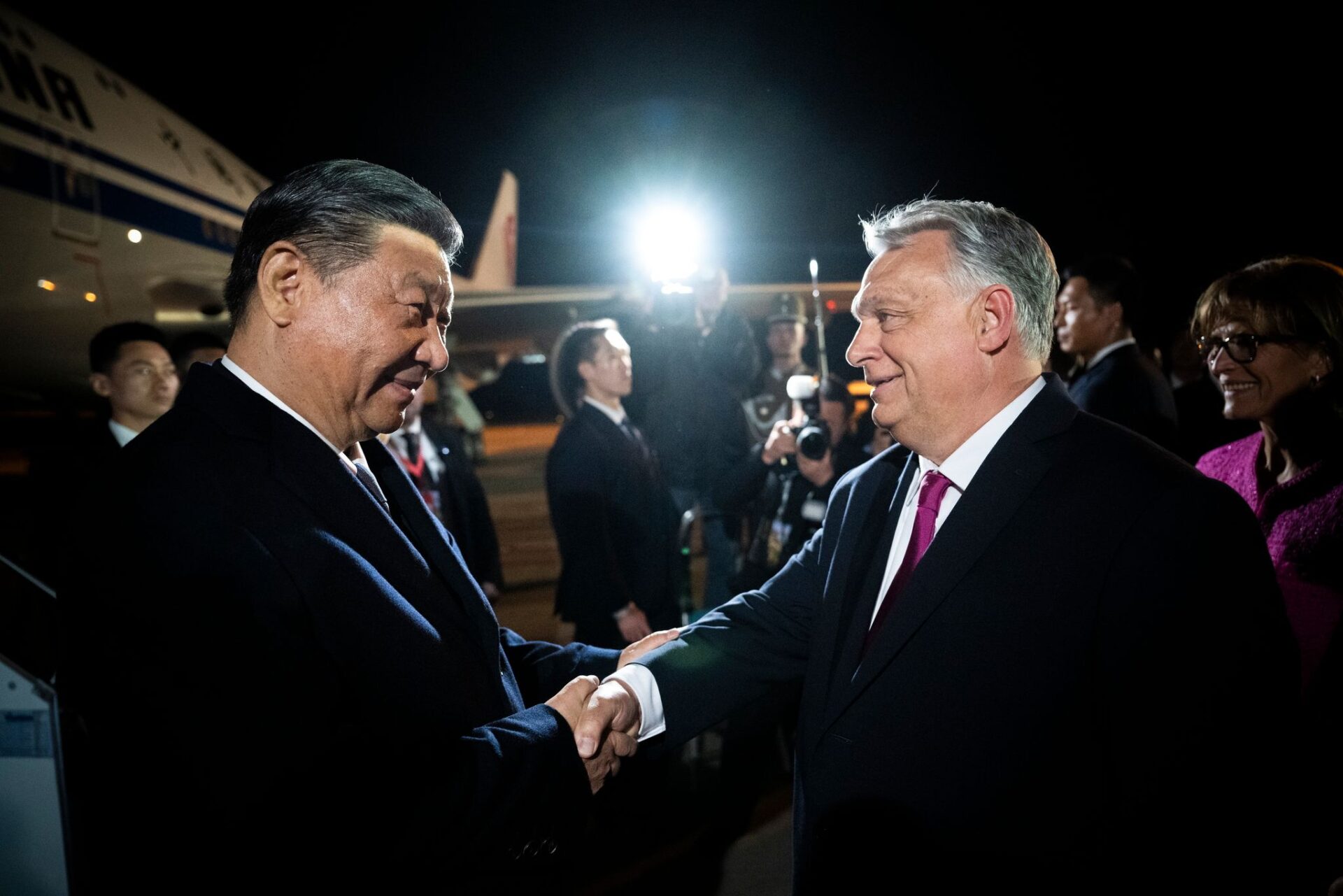 Auf diesem vom Büro des ungarischen Premierministers zur Verfügung gestellten Bild begrüßt der ungarische Ministerpräsident Viktor Orban (r) den chinesischen Präsidenten Xi Jinping auf dem Flughafen Budapest Liszt Ferenc.