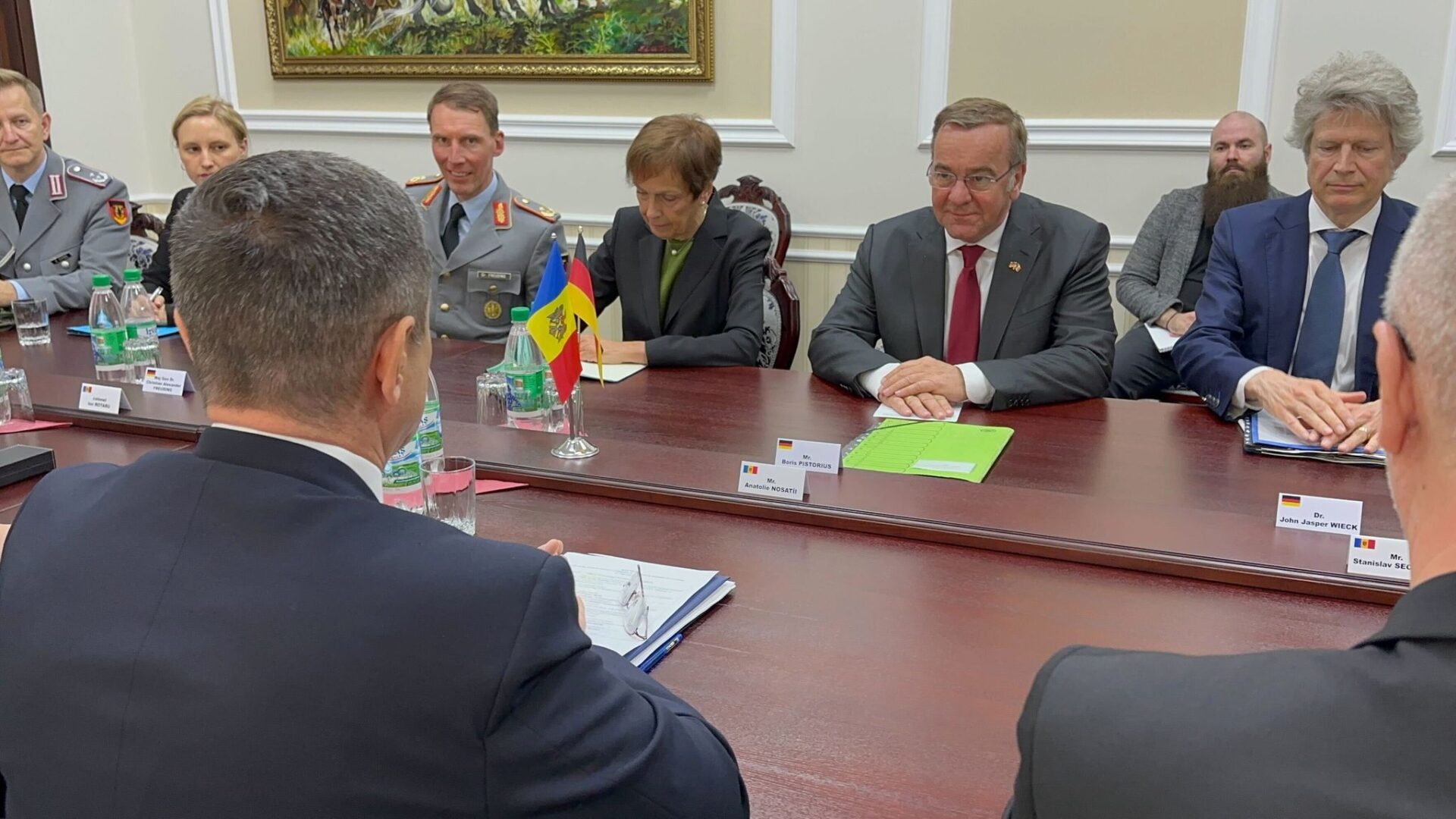 German Minister of Defense Boris Pistorius (4-R) and his delegation meet with his Moldovan counterpart Anatolie Nosatii (3-L). Moldova has had EU accession candidate status for around two years. At the same time, however, Russia continues to have great influence in the poverty-stricken ex-Soviet republic with around 2.5 million inhabitants.