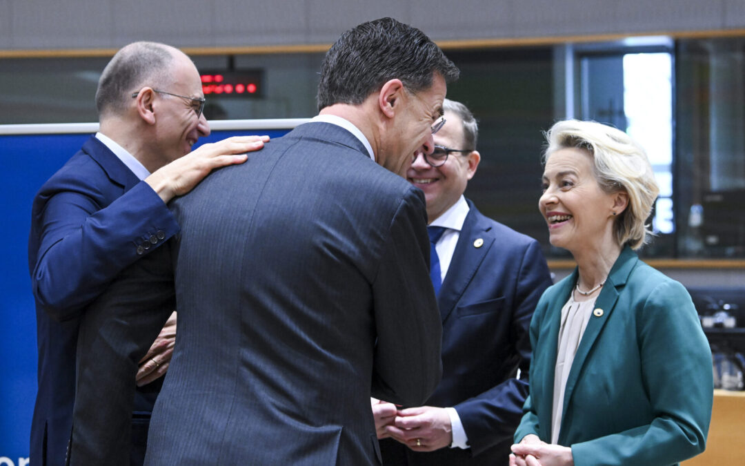 Rutte recibido con un vídeo ‘muy lindo’ y un abrazo de Macron