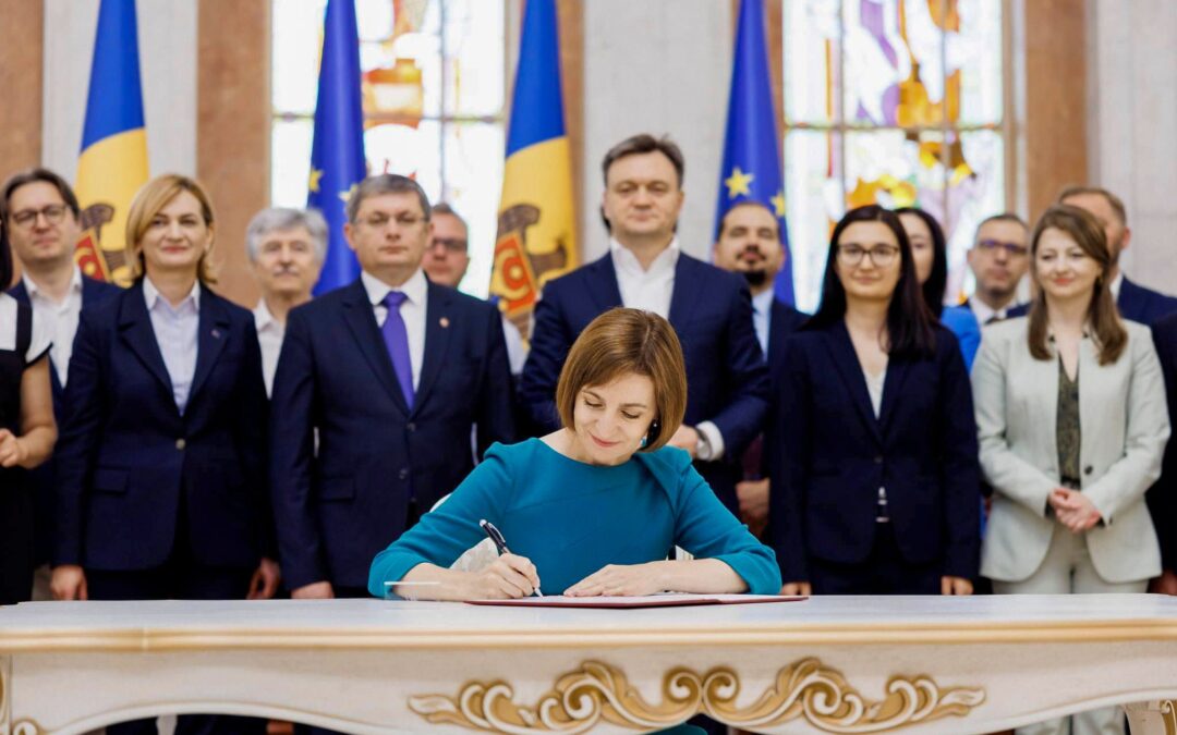 En esta imagen publicada por la Oficina del Presidente de Moldavia, la Presidenta de Moldavia, Maia Sandu, firma el decreto sobre la apertura de las negociaciones de adhesión a la UE con Moldavia. Foto: Sin acreditar/Presidencia de Moldavia/AP/dpa.