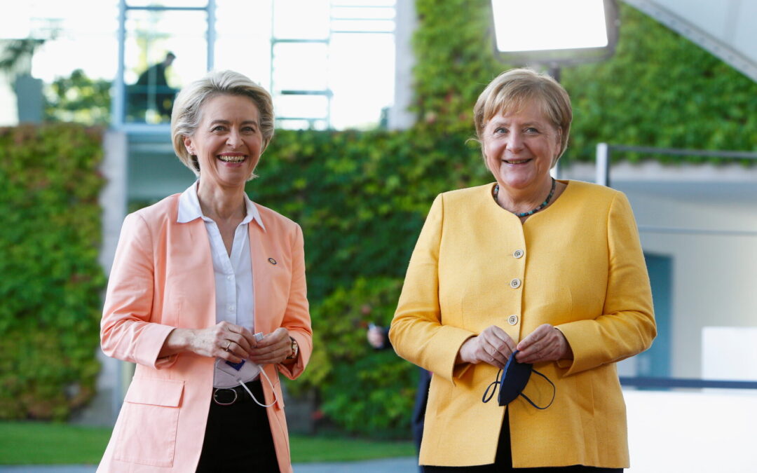 Von der Leyen elogia el «infalible compás para el centro» de Merkel