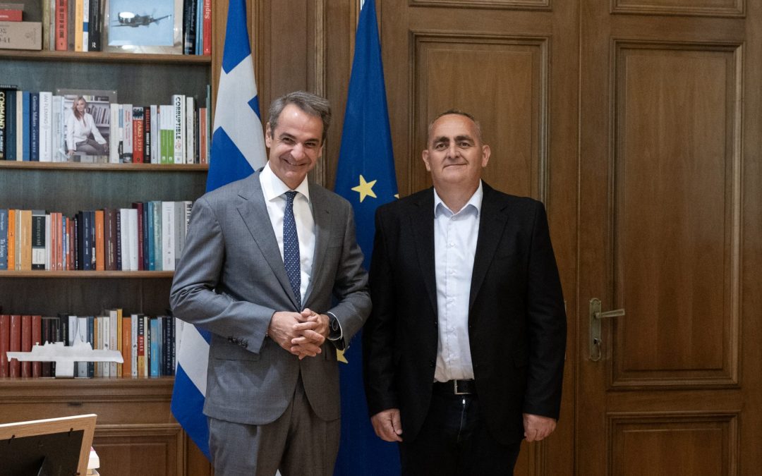 Con el eurodiputado electo de Nueva Democracia, Fredy Beleris, se reunió el primer ministro, Kyriakos Mitsotakis, en el Palacio de Maximu