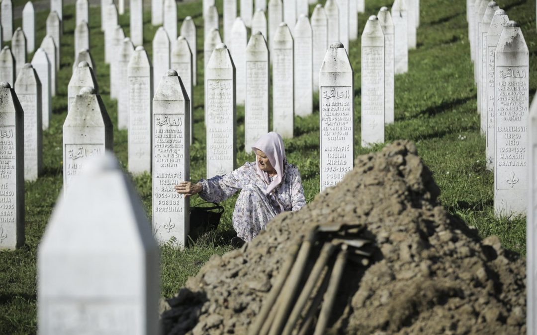 Геноцидот во Сребреница: Резолуцијата на ОН предизвика дебата низ Балканот, ЕУ со цврст став 