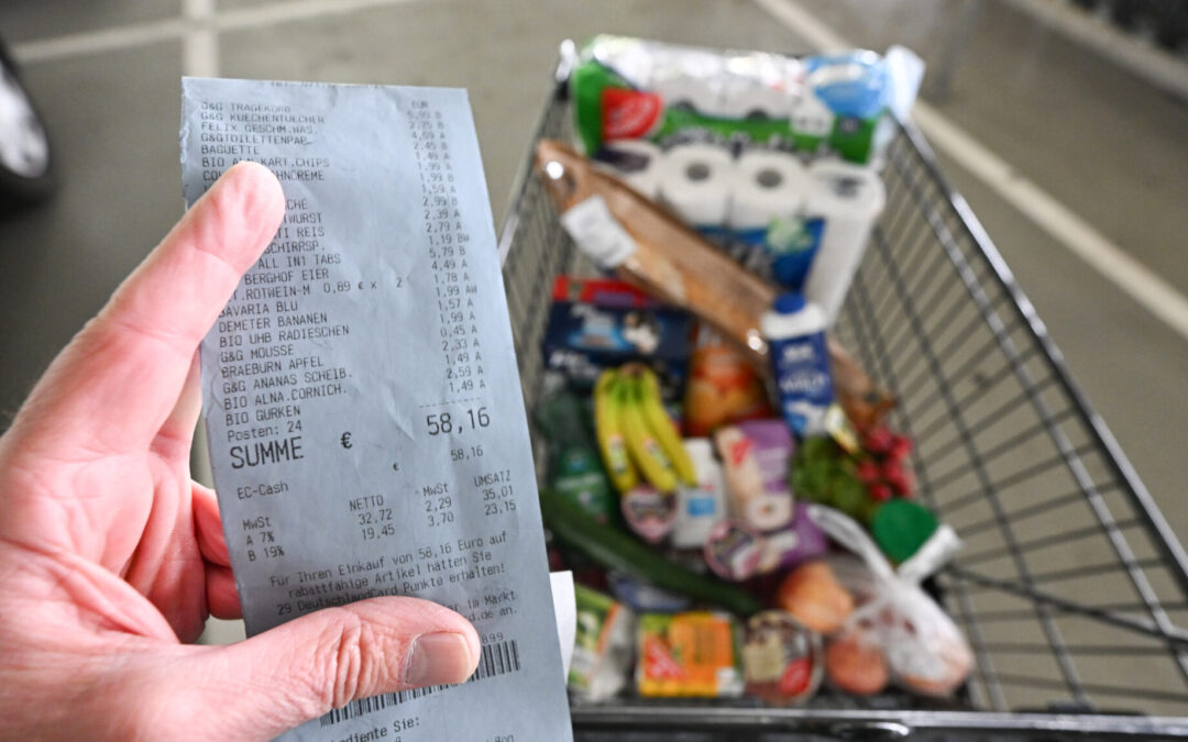 Un consumidor sostiene un recibo en la mano tras comprar en un supermercado. Foto: Bernd
Weißbrod/dpa