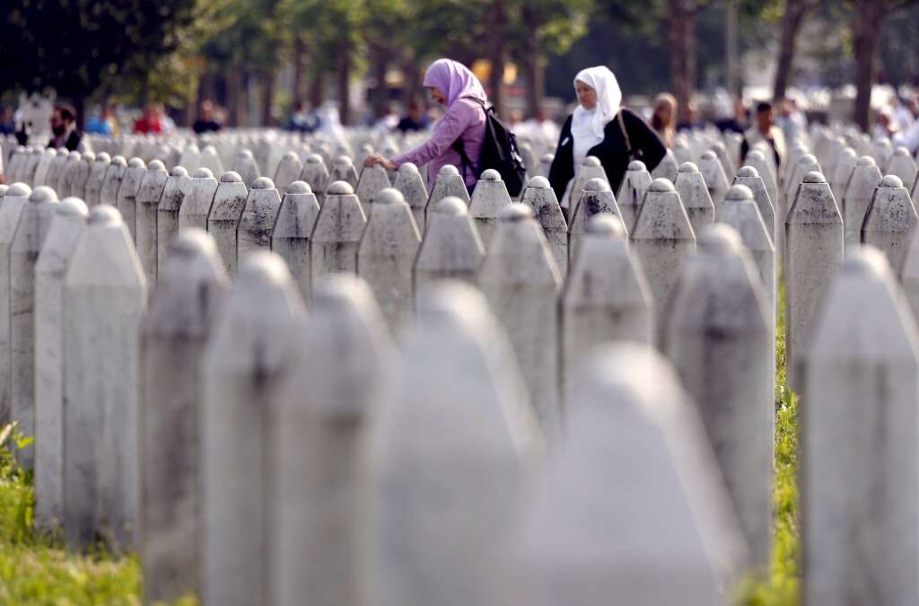 Las víctimas supervivientes se encuentran en Nueva York antes de la conmemoración del Día del Recuerdo del Genocidio en Srebrenica