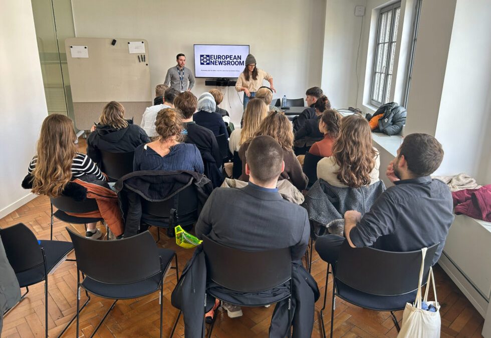 Un grupo de participantes visita la European Newsroom (enr) como parte de un taller con la Fundación Hans Böckler el 24 de abril de 2024. Foto: Sarah Winter/Hans Böckler Stiftung