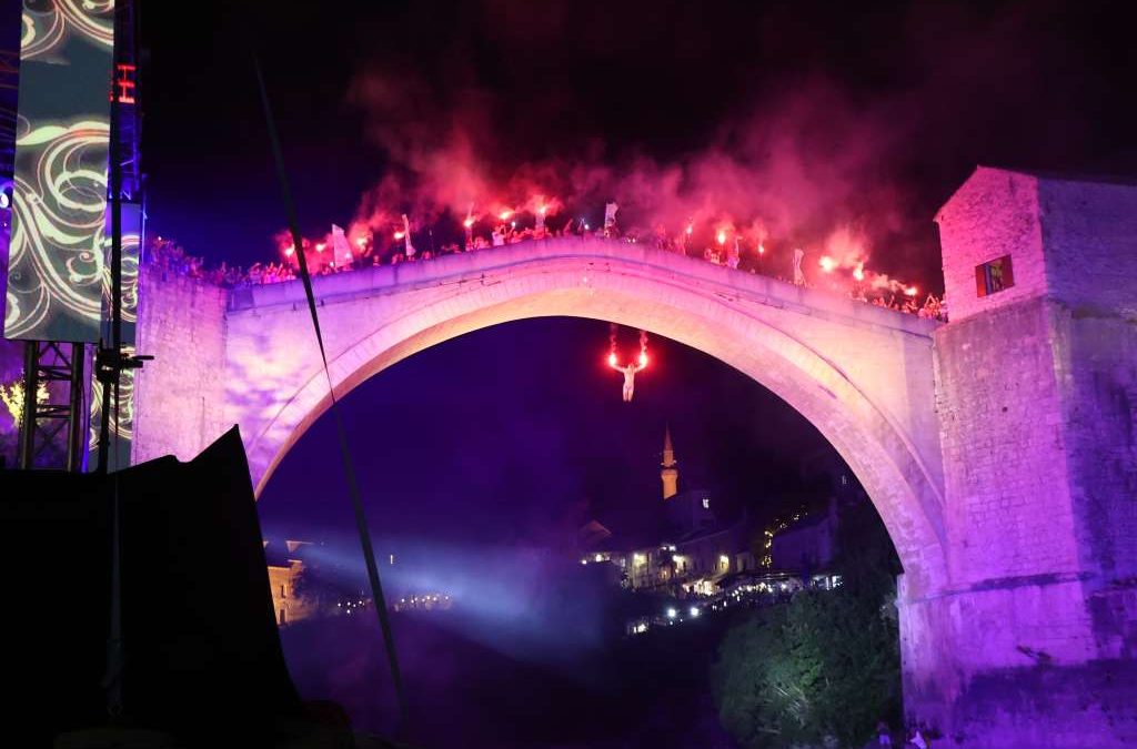 Skok sa starog mosta tijekom svečanog obilježavanja 20 godina od obnove Starog mosta, u Mostaru 23.07.2024. (Foto FENA/Branka Soldo)