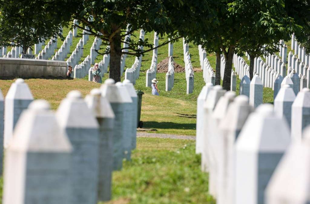 Borell i Várhelyi: Genocid u Srebrenici jedan od najmračnijih trenutaka moderne europske povijesti