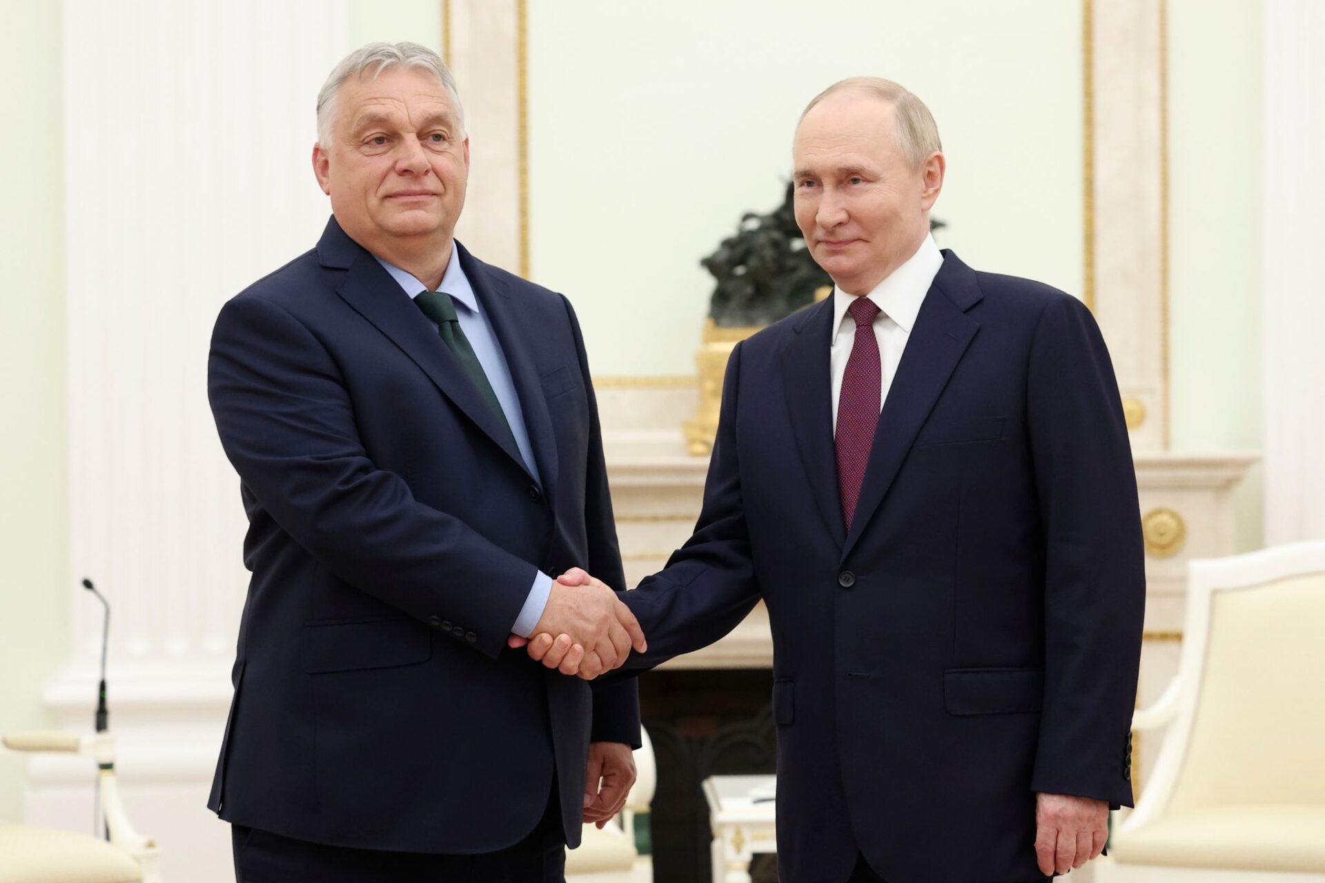 Dieses von der staatlichen russischen Nachrichtenagentur Sputnik via AP veröffentlichte Foto zeigt Wladimir Putin (r), Präsident von Russland, und Viktor Orban, Ministerpräsident von Ungarn, während eines Treffens. (zu dpa: «Brief an EU-Politiker - Orban berichtet über Putins Pläne»)