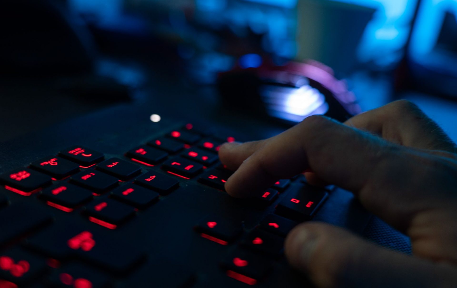 Ein Mann sitzt am Rechner und tippt auf einer Tastatur. (zu dpa: «Bayerische Cybercrime-Spezialisten kooperieren mit Interpol»)