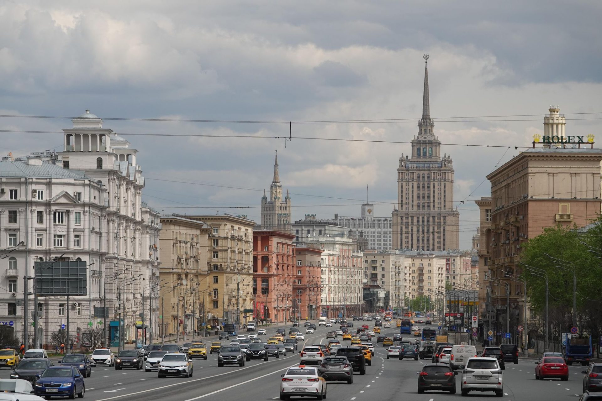 Autos fahren im Stadtzentrum der russischen Hauptstadt auf einer der größten Straße. (zu dpa: «Ärger über Europa: Moskau benennt Platz um»)