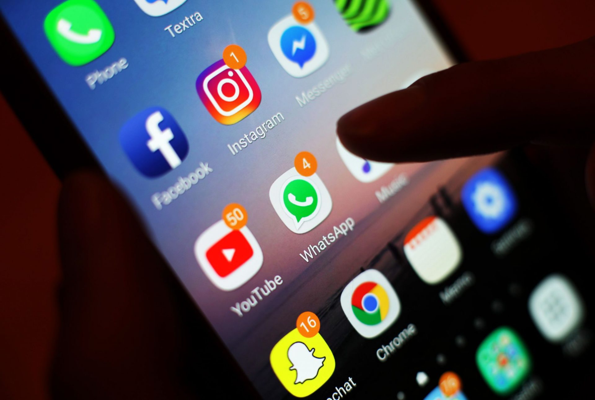 Ein Blick auf ein Handy mit den verschiedenen Social Media Apps, wie Facebook, Instagram, WhatsApp. (zu dpa: «Warnung vor Wahlen: Netzwerke müssen neue EU-Regeln beachten»)