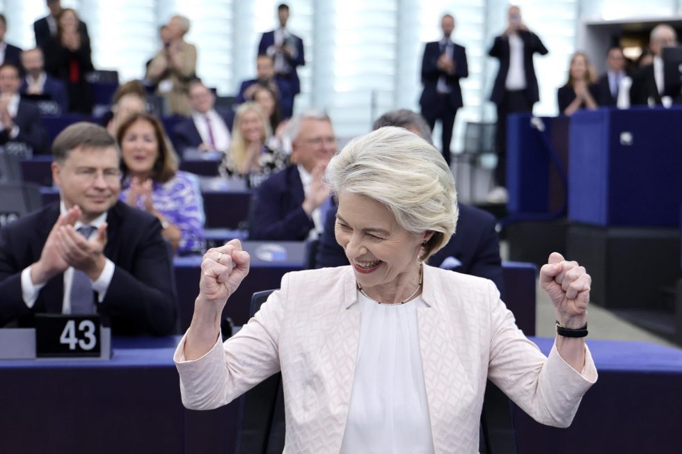 Ursula von der Leyen reacciona a su reelección como presidenta de la Comisión Europea. Los diputados del Parlamento Europeo la han reelegido para el cargo durante los próximos cinco años. Foto: EFE/EPA/RONALD WITTEK