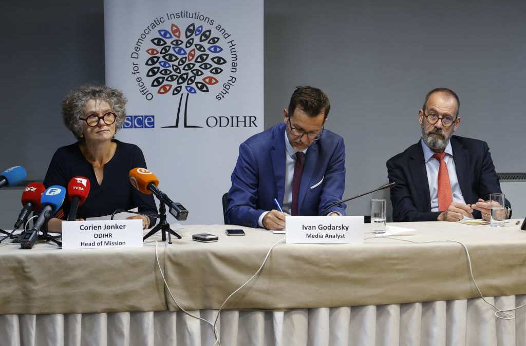 šefica izborne posmatračke misije ODIHR-a Corien Jonker, Ivan Godarsky, medijski analitičar i Stefan Krause, zamjenik šefa misije na konferenciji za novinare u Sarajevu (Foto: FENA/Harun Muminović)