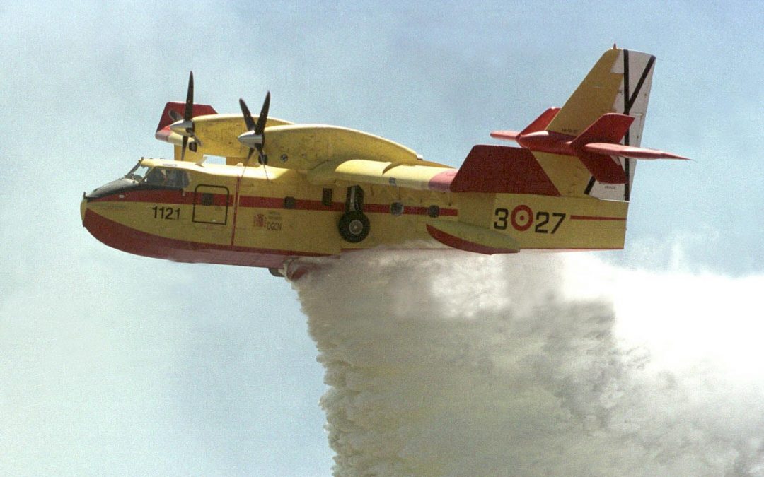 Fotografía de archivo de un bombardero de Canadair arrojando agua para extinguir el incendio que se ha producido hoy en el municipio de Piedrabuena (Ciudad Real) el 20/07/04. -EFE/MANUEL RUIZ TORIBIO