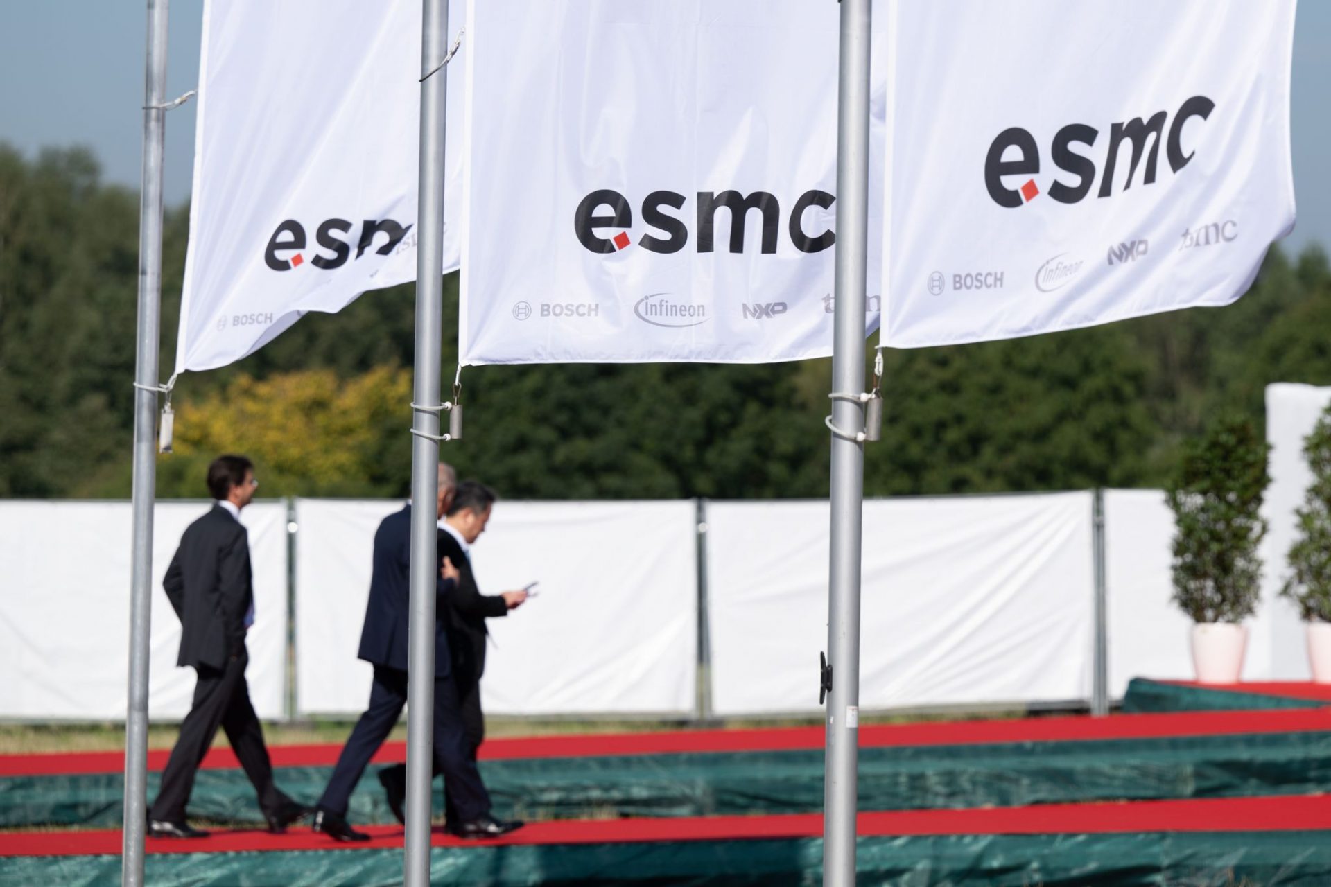 Flags with the ESMC logo fly at a symbolic ground-breaking ceremony on the future site of a chip factory under the name European Semiconductor Manufacturing Company (ESMC). Production in the new chip factory of the Taiwanese chip manufacturer TSMC is scheduled to begin in 2027.