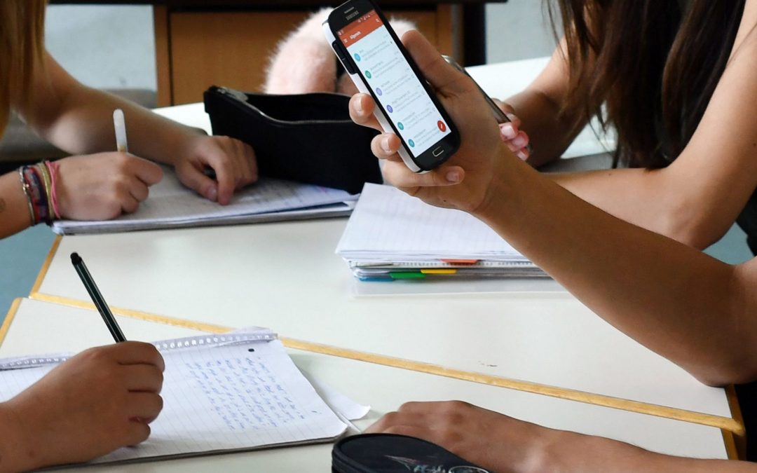 Las escuelas europeas toman medidas drásticas contra el uso de teléfonos móviles por cuestiones de salud