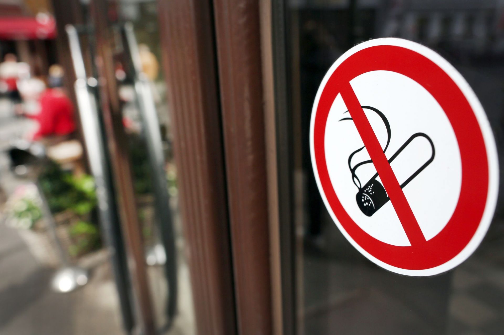 European Commission calls for more smoke-free zones to fight cancer