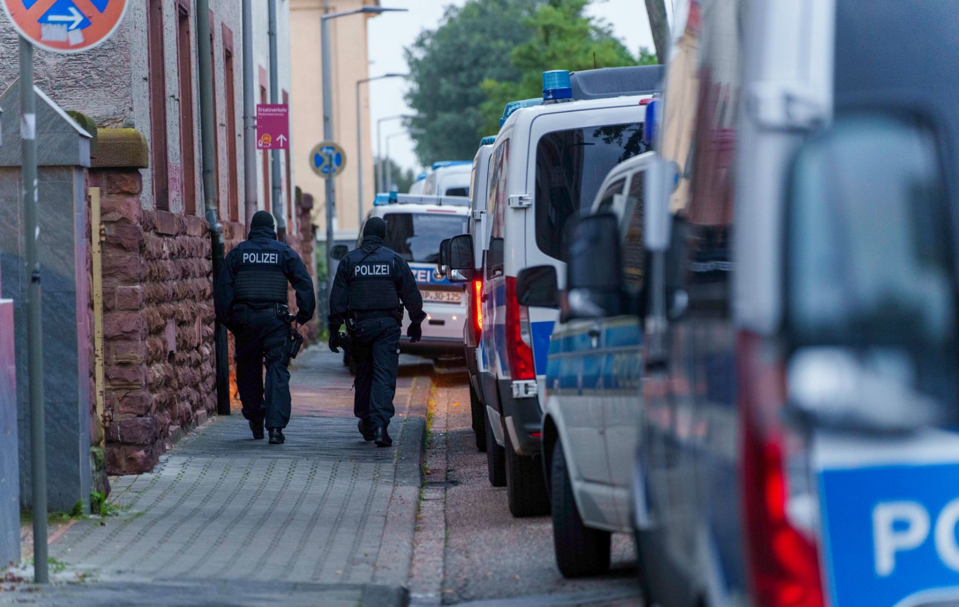 Police forces are deployed in Stationsstrasse in connection with a raid on human trafficking. A police spokesman told dpa on 24 September that four arrest warrants had already been executed and a total of 24 apartments in the city of Mannheim and around nearby Karlsruhe and Worms were searched.