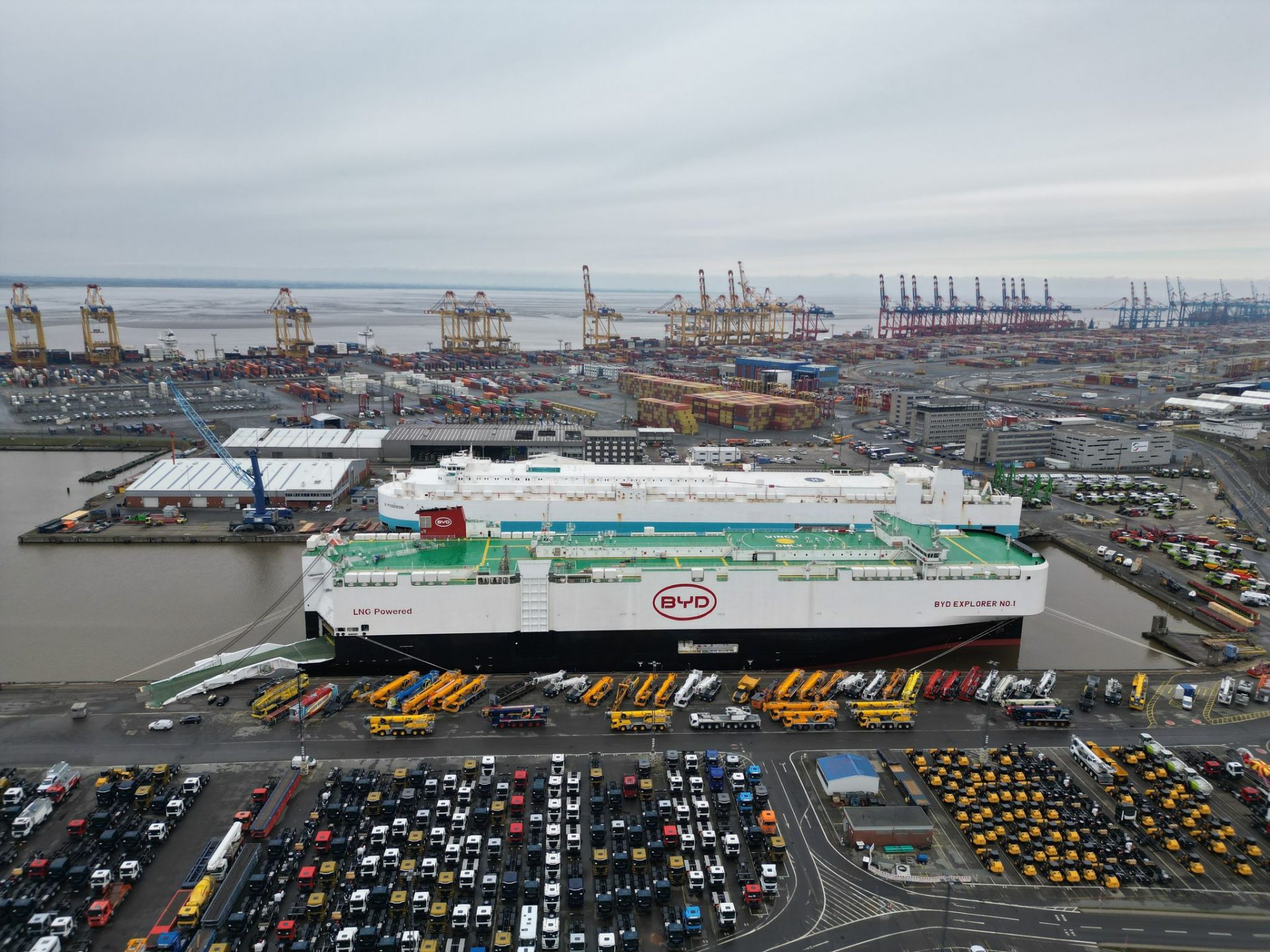 Der Autofrachter «BYD Explorer No.1» liegt mit 3.000 Neuwagen an Bord in Bremerhaven im Auto-Terminal der BLG (Aufnahme mit einer Drohne). Die BYD Explorer No.1 ist vom chinesischen Shenzen nach Europa gekommen. (zu dpa: «EU-Staaten machen Weg frei für Auto-Zölle gegen China»)