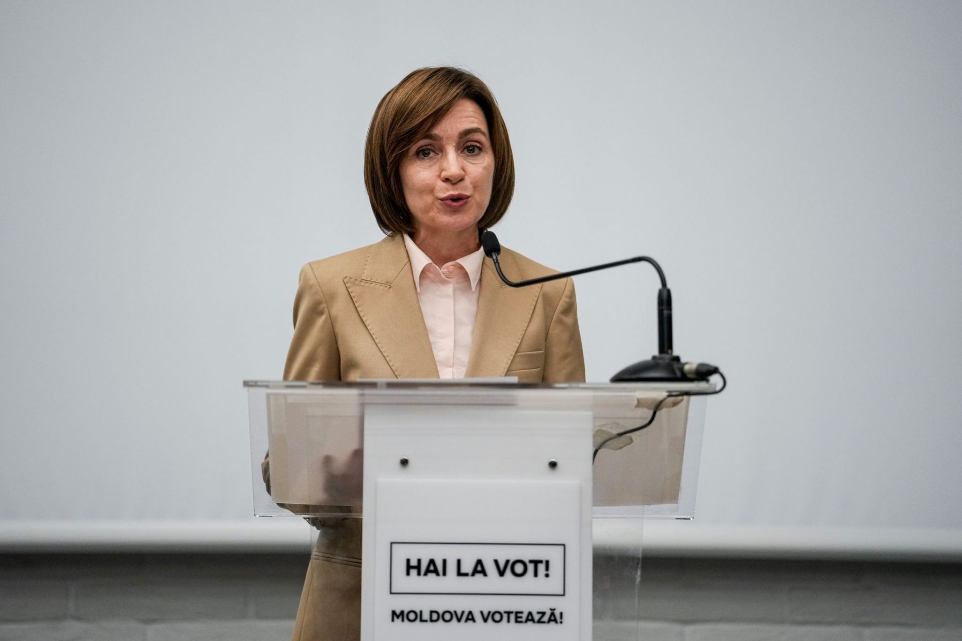 Maia Sandu, Präsidentin von Moldau, spricht zu den Medien während einer Pressekonferenz nach Schließung der Wahllokale für die Präsidentschaftswahlen und das Referendum darüber, ob der Weg des Landes in die Europäische Union in der Verfassung verrankert werden soll. In der Ex-Sowjetrepublik Moldau entscheiden die Menschen an diesem Sonntag über das Präsidentenamt und den EU-Kurs des Landes.