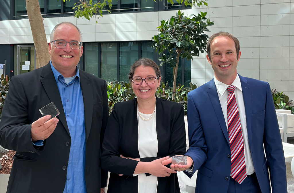 From left to right: Dr. Torsten Ensslin from the Max Planck Institute for Astrophysics, Prof. Vasiliki Pavlidou from the Greek Foundation for Research and Technology, and Prof. Philipp Mertsch from the RWTH University. Ensslin and Mertch hold 3D printed reconstructions of the Galactic dust in our Solar System's neighborhood.