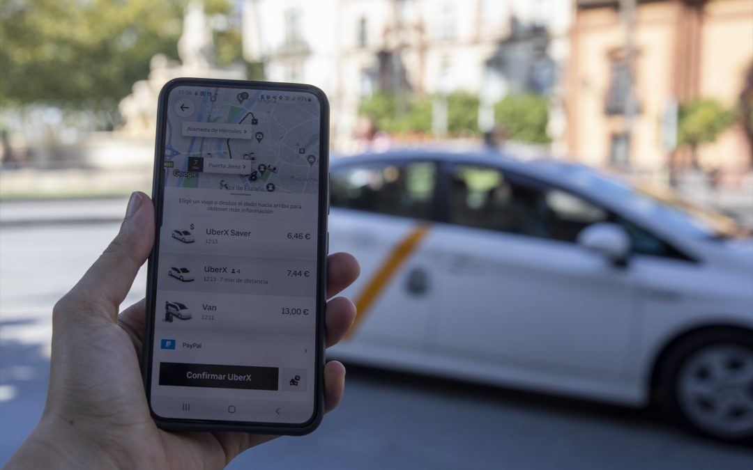 Los 27 acuerdan obligar a ‘apps’ como Uber o Airbnb a declarar el IVA