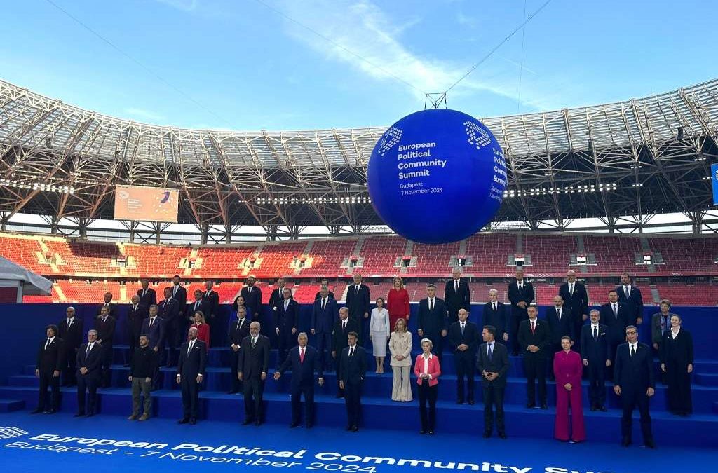 Predsjedatelj Predsjedništva Bosne i Hercegovine Denis Bećirović na završnoj plenarnoj sjednici Samita Europske političke zajednice u Budimpešti. (Foto/ Ured predsjedatelja Predsjedništva BiH Denisa Bećirovića)