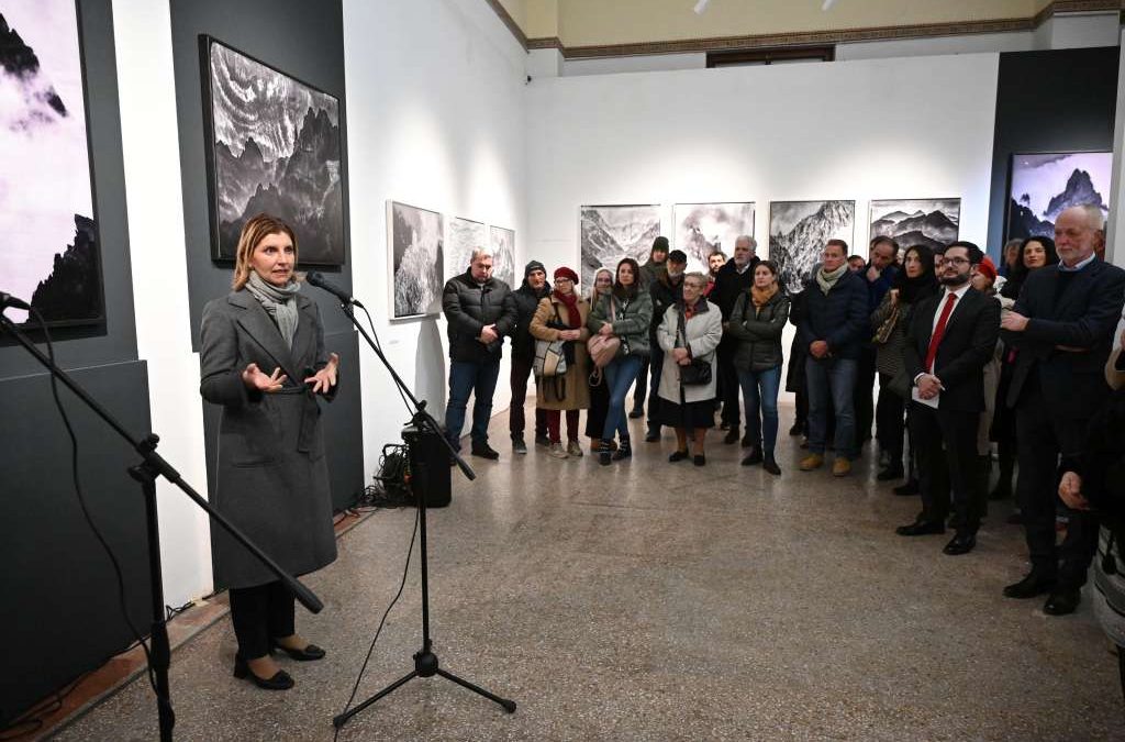 Izložba "Élevations“ renomiranog francuskog fotografa Érica Bouveta u Zemaljskom muzeju Bosne i Hercegovine. (Foto: FENA/Hazim Aljović)