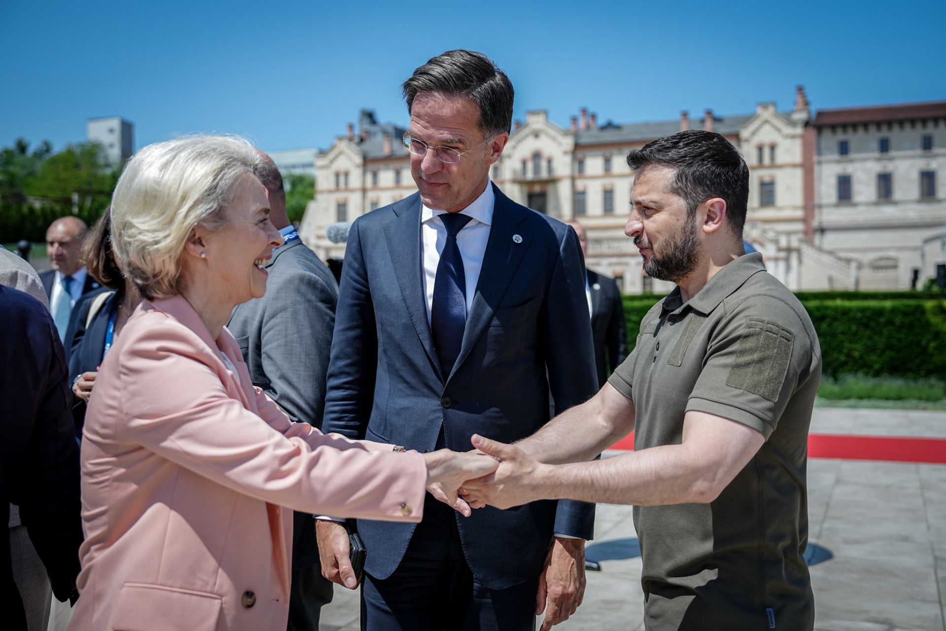 Ursula von der Leyen (l-r), Präsidentin der Europäischen Kommission, Mark Rutte, Ministerpräsident der Niederlande, und Wolodymyr Selenskyj, Präsident der Ukraine, nehmen am Gipfeltreffen der Europäischen Politischen Gemeinschaft (EPG) in Moldau teil.  (zu dpa: «Europäer beraten nach Trump-Sieg über Sicherheitsthemen»)