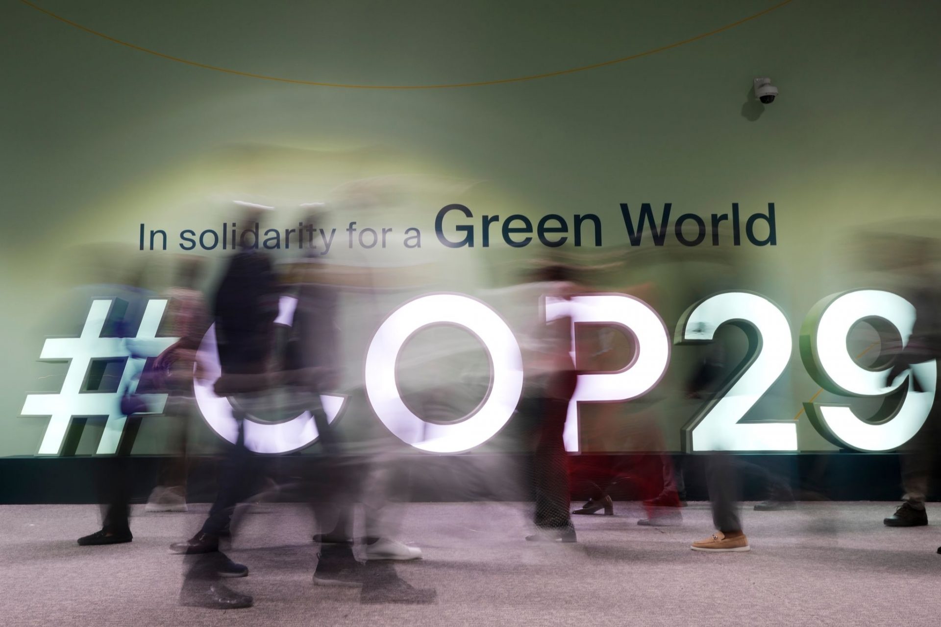 Menschen gehen durch das Konferenzgebäude in dem der UN-Klimagipfel COP29 statt findet.