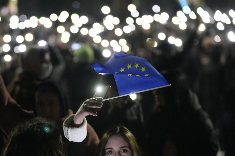 Protestas en Georgia después de que el primer ministro del país retrasara su candidatura de adhesión a la UE hasta 2028