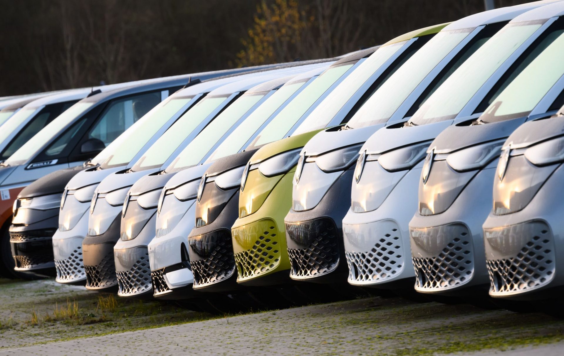 Los nuevos autobuses eléctricos VW ID.Buzz están estacionados en un estacionamiento de la planta de Volkswagen Vehículos Comerciales. Las ventas de vehículos eléctricos en Alemania se desplomaron en 2024 luego de la cancelación de un subsidio gubernamental, mostraron cifras oficiales el 6 de enero.