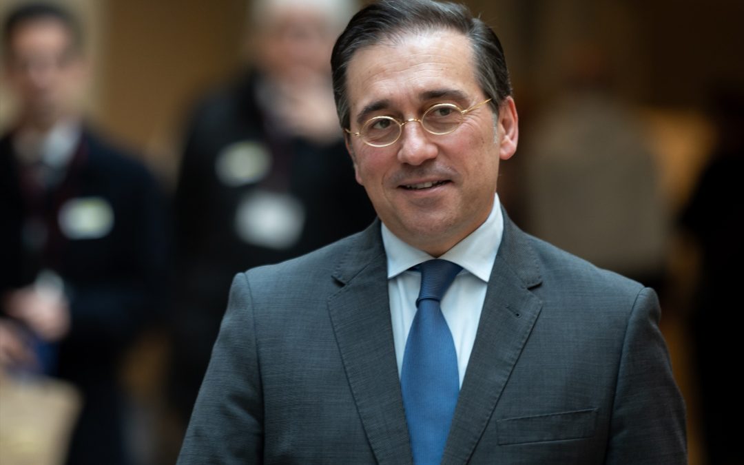 Albares asegura que España da ejemplo en ayuda militar a Ucrania