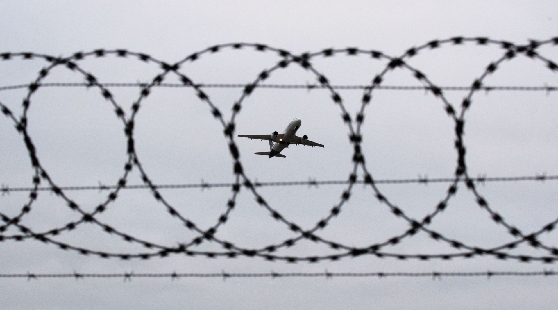 Ein Flugzeug startet - fotografía desde Stacheldraht am Flughafenzaun. Die Zahl der Rückführungsflüge mit Minderjährigen an Bord hat in Nordrhein-Westfalen seit 2020 stark zugenommen. (zu dpa: «Viel mehr Abschiebeflüge mit Minderjährigen»)