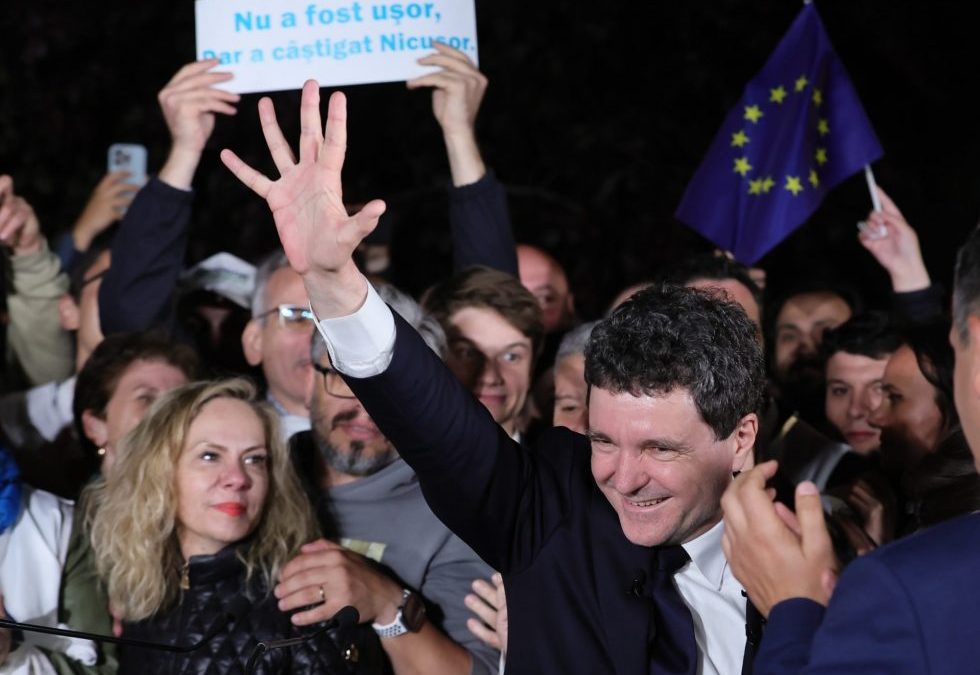 Las elecciones en Rumanía y Polonia ofrecen un respiro a la UE, pero la extrema derecha obtiene un buen resultado